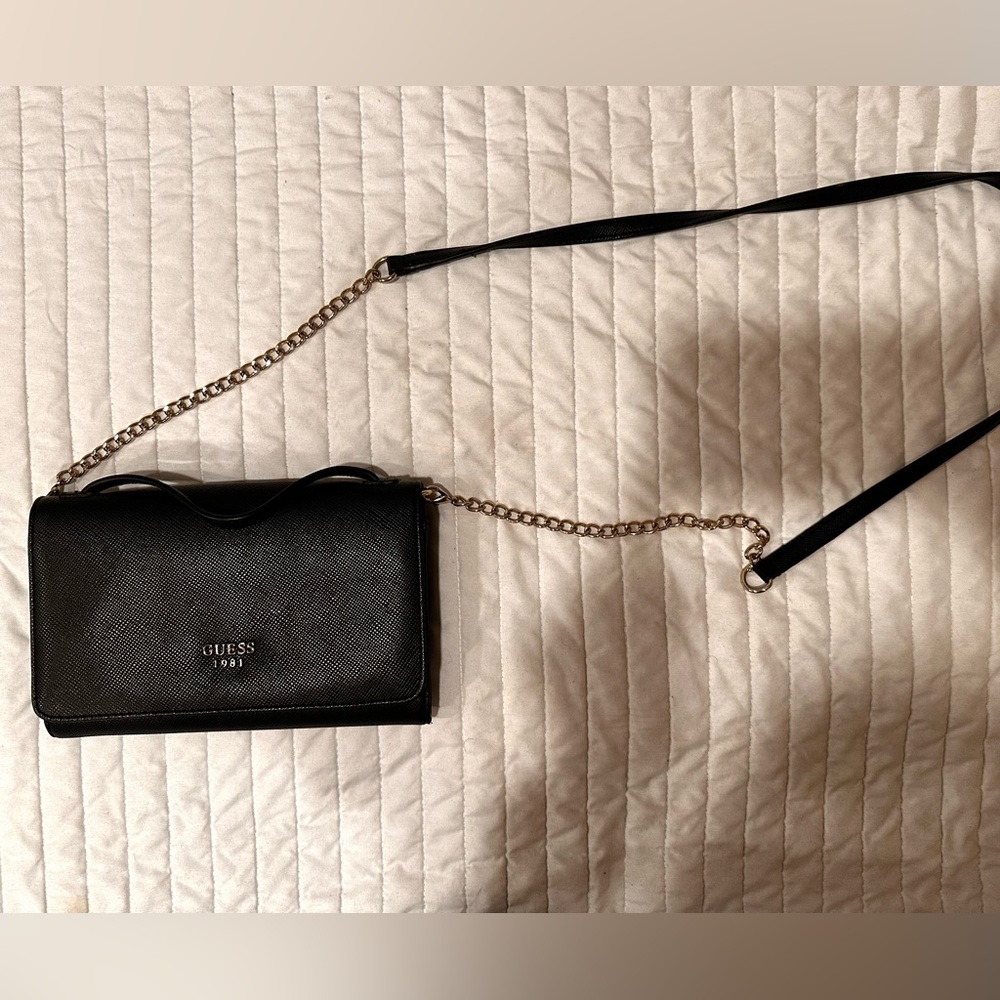 Black Guess clutch w/silver hardware
-hardly ever used pretty much new